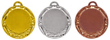 Es werden drei Medaillen Norderstedt 70 mm ausgestellt: eine goldene, eine silberne und eine bronzene. Jede hat ein exklusives Design mit kunstvollen Details an den Rändern und einer Schlaufe an der Oberseite zum Befestigen eines Bandes.