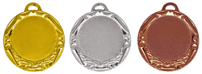 Es werden drei Medaillen Norderstedt 70 mm ausgestellt: eine goldene, eine silberne und eine bronzene. Jede hat ein exklusives Design mit kunstvollen Details an den Rändern und einer Schlaufe an der Oberseite zum Befestigen eines Bandes.