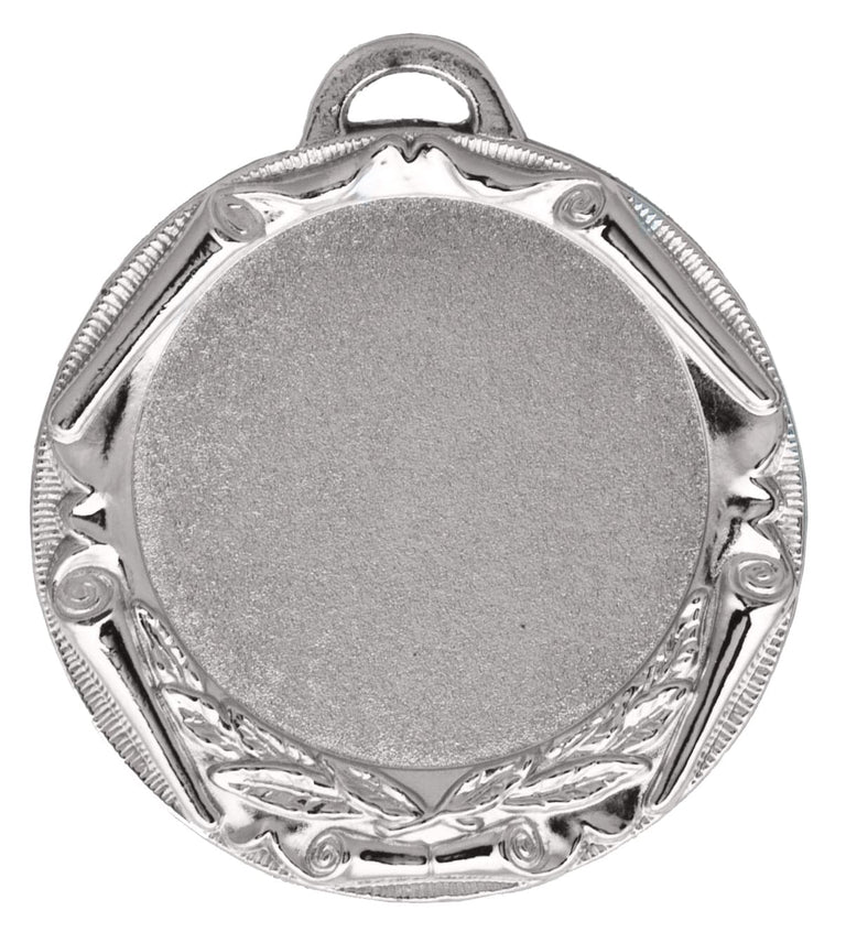 Eine Medaille Norderstedt 70 mm aus hochwertigem Material, mit einem verzierten Rand um eine leere, runde Mitte und einer kleinen Schleife an der Oberseite. Dieses exklusive Design sorgt dafür, dass es in jeder Medaillensammlung hervorsticht.