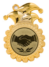 Thumbnail for Die Karnevalsmedaillen Osnabrück 107 x 75 mm zeigen eine Goldmedaille mit dem Design einer Narrenmütze oben, einem Handschlag-Emblem in der Mitte und Lorbeerzweigen unter dem Handschlag und dienen als ein einprägsames Erinnerungsstück.