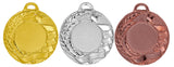 Ein Satz von drei Medaillen Recklinghausen 45 mm: Gold links, Silber in der Mitte und Bronze rechts. Jede Medaille zeigt ein exklusives Design mit einem Lorbeerkranzmotiv und einer leeren runden Mitte, was ihre besondere Handwerkskunst hervorhebt.