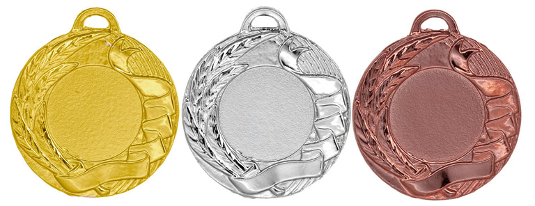 Ein Satz von drei Medaillen Recklinghausen 45 mm: Gold links, Silber in der Mitte und Bronze rechts. Jede Medaille zeigt ein exklusives Design mit einem Lorbeerkranzmotiv und einer leeren runden Mitte, was ihre besondere Handwerkskunst hervorhebt.