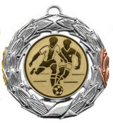 Thumbnail for Die Medaillen Mannheim 85 mm mit dem Bild zweier Fußballspieler in Aktion, umgeben von einem dekorativen Silberrand mit Lorbeer- und Banddetails, verkörpert ein exklusives Design, das sie zu einem geschätzten Erinnerungsstück macht.