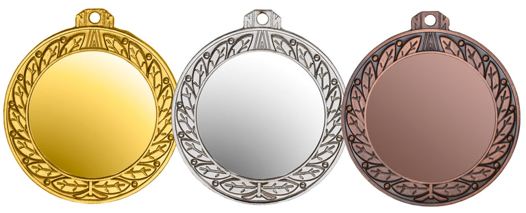 Drei Blanko-Medaillen Offenbach 70 mm in Gold, Silber und Bronze, jeweils mit einem exklusiven Design mit einem Lorbeerkranz in der Mitte, gefertigt aus hochwertigem Material.