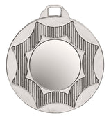 Thumbnail for Die Medaillen Düren 50 mm zeichnen sich durch ein exklusives Design aus, mit einer glatten reflektierenden Mitte, die von radialen Rillen umgeben ist, und einer kleinen rechteckigen Schlaufe an der Oberseite zum Befestigen eines Bandes. Diese aus hochwertigem Material gefertigte Silbermedaille strahlt Eleganz und Exzellenz aus.
