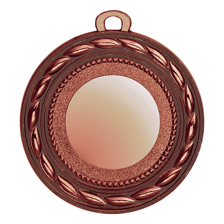 Eine bronzefarbene, runde Medaille mit einer kleinen Öse an der Oberseite. Aus hochwertigem Material gefertigt, ist die Mitte leer und von einem dekorativen Rand mit Blattmuster umgeben, der das exklusive Design zur Geltung bringt. Dies ist die Medaillen Hildesheim 50 mm