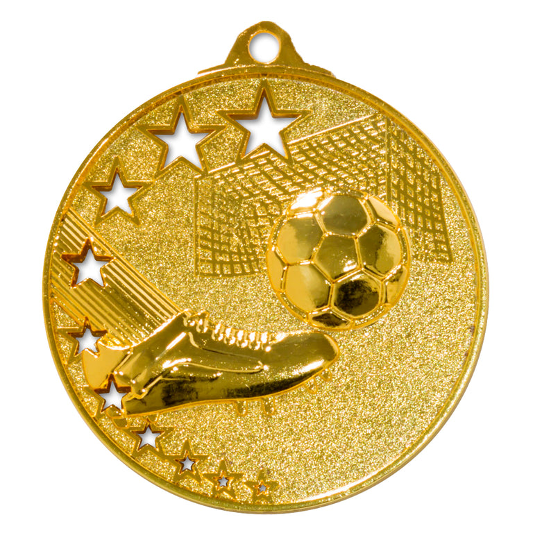 Der Fußball Tor Schuh Medaillen Oberhausen 50 mm zeigt einen Fußballschuh, der einen Fußball kickt, mit einem Tornetz und Sternen im Hintergrund, gefertigt aus hochwertigem Material für ein exklusives Design, das unter den Medaillen wirklich hervorsticht.