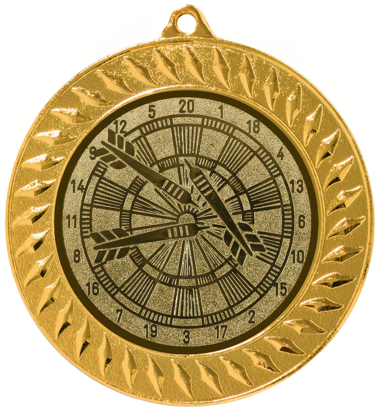Goldfarbene Medaille mit geprägter Dartscheibe samt Zahlenring und drei Pfeilen, umlaufend gemusterter Rand. Medaillen Bochum 70 mm von POMEKI.