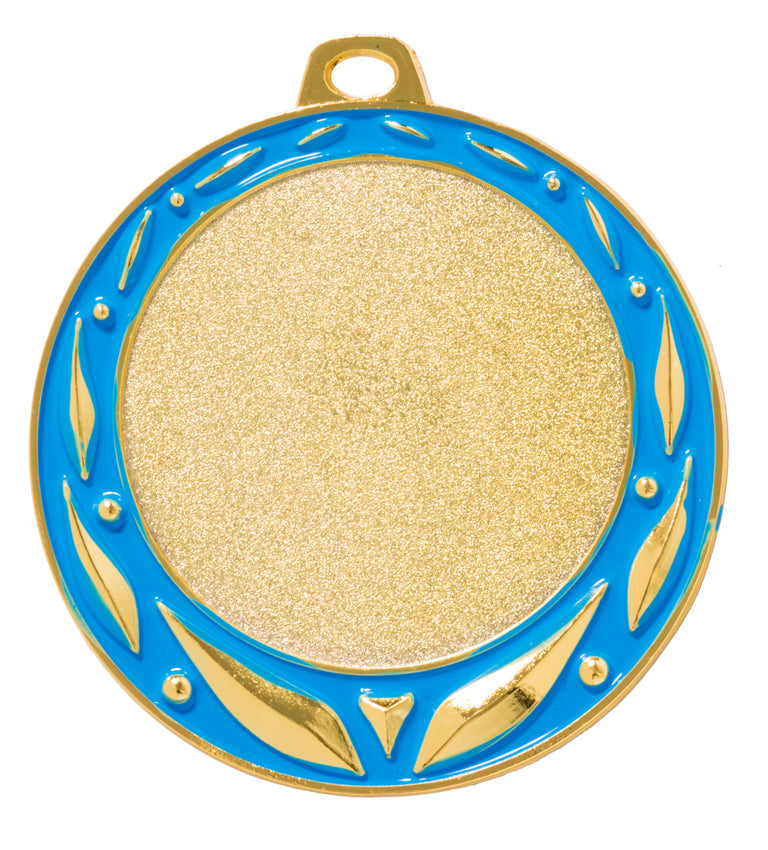 Die Medaillen Münster 70 mm hat ein Goldfinish mit einer blauen Verzierung, die mit blattähnlichen Mustern am Rand verziert ist, und verfügt oben über eine Öse zur Befestigung. In der Mitte befindet sich ein exklusives Design, das schlicht und ohne Inschrift ist.