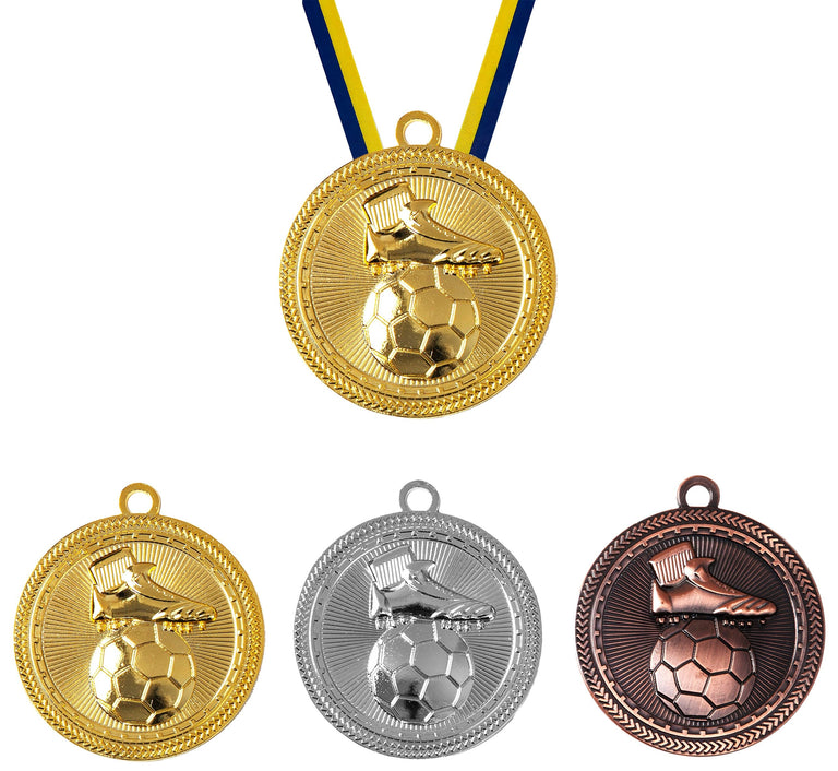Set aus Gold, Silber und Bronze Fußballschuh mit Ball Medaillen Lübeck 50 mm mit Fußball- und Stiefeldesign in exklusivem Design, befestigt an Bändern von POMEKI.