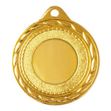 Die Medaillen Schwerin 50 mm ist eine Goldmedaille mit kreisförmigem Design und strukturierten Kanten, gefertigt aus hochwertigem Material. Sie verfügt über einen zentralen Freiraum und ein kleines Loch an der Oberseite zum Anbringen eines Bandes oder einer Kette, was ihr exklusives Design hervorhebt.