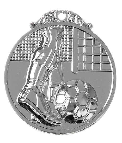 Silberne Fußballmedaille: das Bein eines Spielers kickt einen Ball nahe Torpfosten und Netz. Fußballer Medaillen Hamm 45 mm von POMEKI.