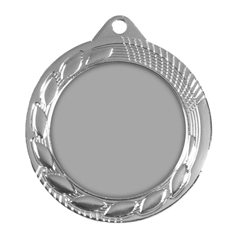 Eine silberne Medaille Heilbronn 70 mm mit einer leeren runden Mitte und dekorativem Lorbeermuster um den Rand, mit einem Loch oben zum Befestigen eines Bandes. Dieser Ehrenpreis besticht durch ein exklusives Design, das Eleganz und Prestige ausstrahlt.