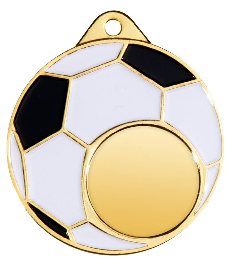 Die Fußball Medaillen Hagen 50 mm ist eine gold-, schwarz-weiße Medaille in Form eines Fußballs mit einer Schlaufe an der Oberseite zum Befestigen eines Bandes. Die Medaille hat eine leere, runde goldene Mitte, die ihr exklusives Design und ihr hochwertiges Material zur Schau stellt.