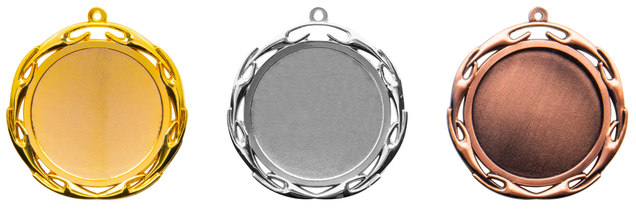 In einer Reihe angeordnet finden Sie drei Medaillen „Medaillen Lünen 70 mm PK79322g-E50“: von links nach rechts eine Goldmedaille, eine Silbermedaille und eine Bronzemedaille. Jede Medaille besticht durch ein exklusives Design und ist aus hochwertigem Material gefertigt.