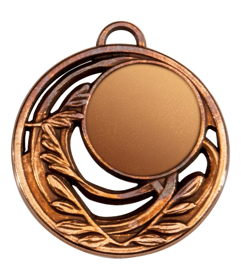 Eine Medaille Cottbus 50 mm mit runder Mitte und dekorativem Blattdesign, gefertigt aus hochwertigem Material. Sie verfügt über eine kleine Schlaufe an der Oberseite zum Befestigen eines Bandes oder einer Kette, was ein exklusives Design veranschaulicht.