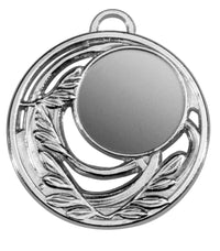 Thumbnail for Ein rundes Silbermedaillon mit exklusivem Design mit Lorbeerblattmuster und einer leeren runden Mitte, die sich zum Gravieren eignet. Dieses exquisite Stück, gefertigt von Pomeki, setzt einen neuen Standard bei Medaillen Cottbus 50 mm PK79324g-E25.