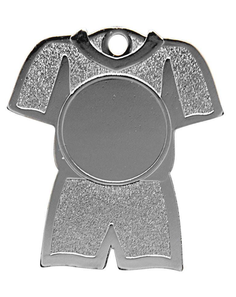 Die Trikot-Medaillen Chemnitz 61 mm sind eine silberne, T-Shirt-förmige Medaille aus hochwertigem Material mit einem runden, leeren Mittelbereich und einer Schlaufe an der Oberseite zum Befestigen eines Bandes und spiegeln ein exklusives Design wider.