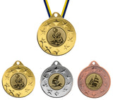 Goldmedaille am blau-gelben Band mit Wasserball-Emblem, daneben Gold, Silber und Bronze mit Windsurf- und Segelmotiv. Medaillen Stuttgart 50 mm von POMEKI.