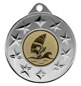 Thumbnail for Medaillen Stuttgart 50 mm mit einer goldenen Einlage mit der Gravur eines Windsurfers. Das exklusive Design zeigt ein Sternenmuster an den Rändern, was es wirklich einzigartig macht.