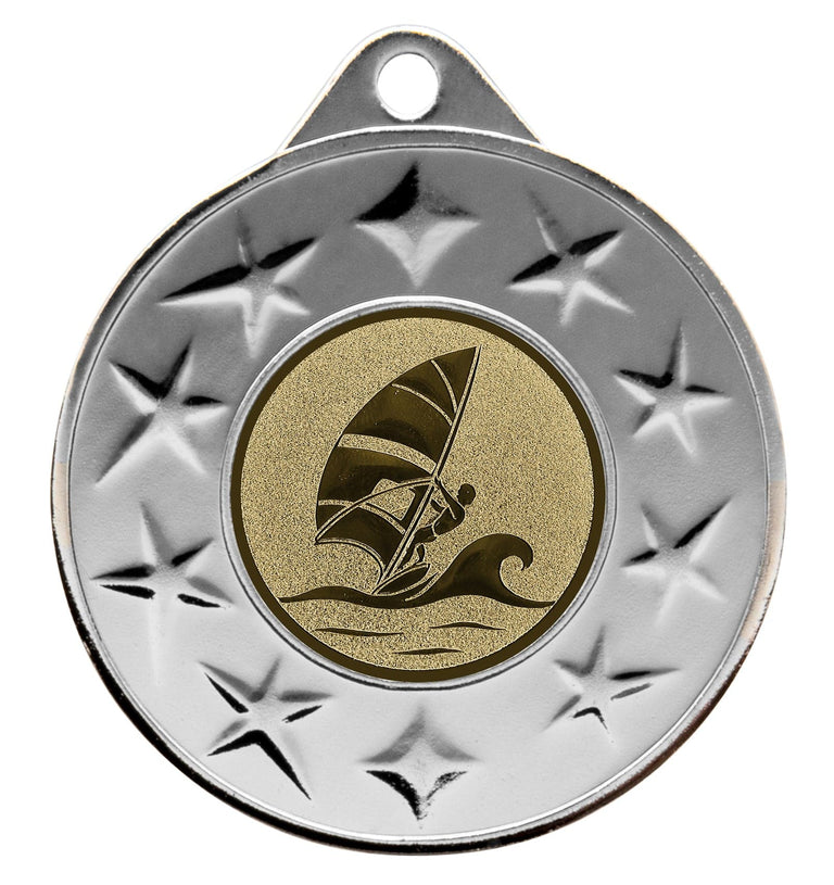 Medaillen Stuttgart 50 mm mit einer goldenen Einlage mit der Gravur eines Windsurfers. Das exklusive Design zeigt ein Sternenmuster an den Rändern, was es wirklich einzigartig macht.