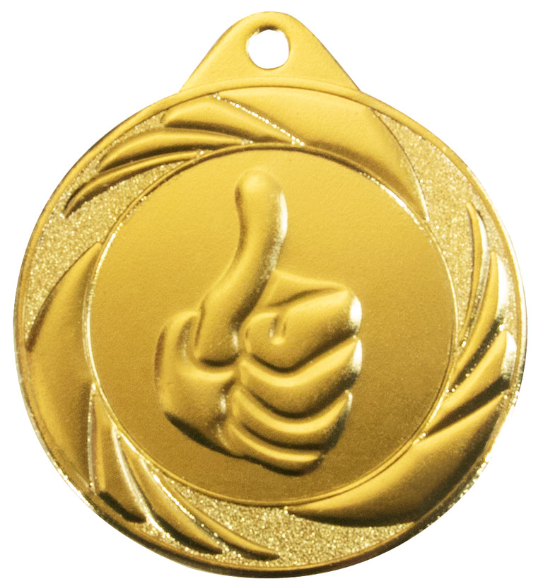Medaille mit einem in der Mitte eingeprägten Daumen-hoch-Symbol und dekorativen Schnörkeln an den Rändern. Medaillen Mönchengladbach 50 mm von POMEKI.