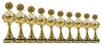 Thumbnail for Pokalserie Karlsruhe: 10 goldene Pokale mit Deckel in gestaffelten Höhen von 253 bis 362 mm, nebeneinander aufgereiht vor weißem Hintergrund, jeder auf schwarzem Sockel mit graviertem Namensschild.
