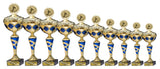 Pokalserie Hanau: 10 gold-blaue Pokale mit Deckel in gestaffelten Höhen von 317 bis 465 mm, nebeneinander aufgereiht vor weißem Hintergrund, jeder auf schwarzem Sockel mit graviertem Namensschild.