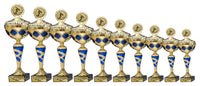 Thumbnail for Pokalserie Hanau: 10 gold-blaue Pokale mit Deckel in gestaffelten Höhen von 317 bis 465 mm, nebeneinander aufgereiht vor weißem Hintergrund, jeder auf schwarzem Sockel mit graviertem Namensschild.