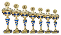 Thumbnail for Pokalserie Schwerin: 7 gold-blaue Pokale mit Deckel in gestaffelten Höhen von 317 bis 417 mm, nebeneinander aufgereiht vor weißem Hintergrund, jeder auf schwarzem Sockel mit graviertem Namensschild.