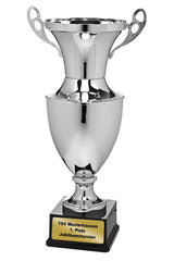 Ein silberner Wanderpokal Neumarkt 725 mm mit zwei seitlichen Henkeln, montiert auf einem schwarzen Sockel. Auf der goldenen Plakette am Sockel steht „TSV Musterhausen 1. Platz Jubiläumsturnier“.