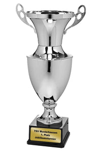 Thumbnail for Ein silberner Wanderpokal Neumarkt 725 mm PK7X585 mit zwei seitlichen Henkeln, montiert auf einem schwarzen Sockel. Auf der goldenen Plakette am Sockel steht „TSV Musterhausen 1. Platz Jubiläumsturnier“.