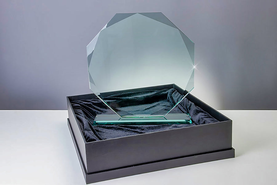 Awards Berlin -  420x395 mm PK765078, elegant lasergraviert, ruht in einer schwarzen Geschenkbox, die mit schwarzem Stoff ausgekleidet ist. Der Hintergrund ist ein einfacher grauer Farbverlauf.