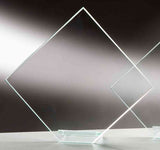 Thumbnail for Zwei rautenförmige Klarglasscheiben auf flachem Glassockel, aufrecht vor grauem Hintergrund. Awards Bonn 3-er Serie von POMEKI.