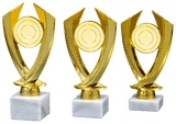 Drei goldene Trophäen mit geschwungenen Armen und rundem Emblem auf weißen Marmorsockeln. Pokale Buchholz 3- er Pokalserie von POMEKI.