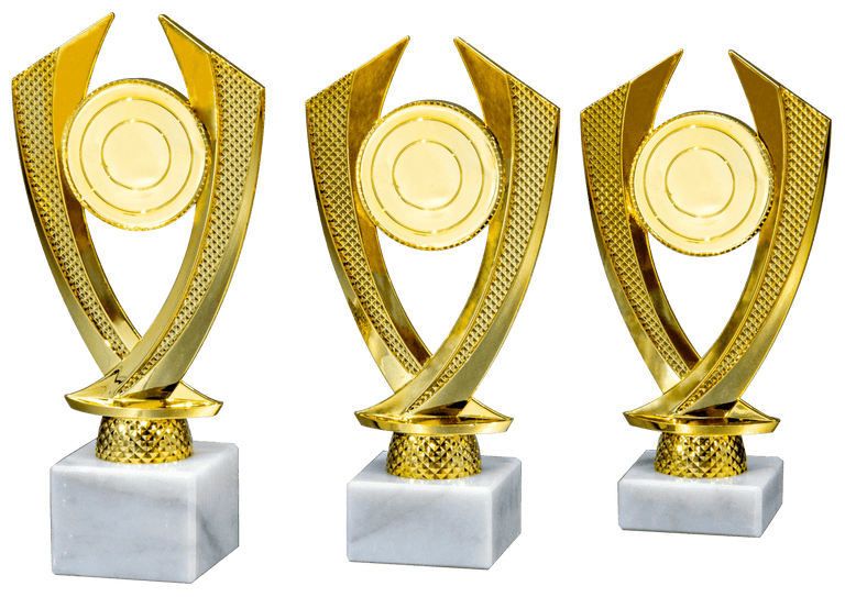 Drei goldene Trophäen mit geschwungenen Armen und rundem Emblem auf weißen Marmorsockeln. Pokale Buchholz 3- er Pokalserie von POMEKI.