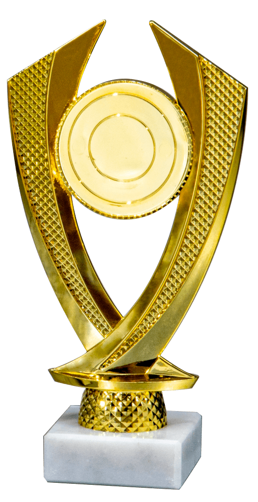 Die Pokale Buchholz 3-er Pokalserie 180 mm - 200 mm ist eine goldene Trophäe mit kreisförmigem Zentrum, geschwungenen Armen und einem strukturierten Design auf einem weißen Marmorsockel - ideal als Ehrenpreis für jeden besonderen Anlass.