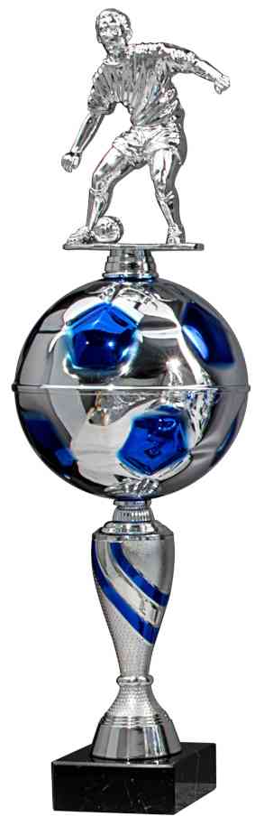 Ein Wanderpokal Chemnitz 313 mm - 625 mm PK759260-W mit einer Figur, die einen Fußball kontrolliert, mit einem blauen und silbernen Kugeldesign in der Mitte und einer silbernen Basis mit blauen Akzenten. Aus hochwertigem Material gefertigt, verkörpert es sowohl Eleganz als auch Haltbarkeit. Erhältlich in verschiedenen Größen für jeden Anlass.