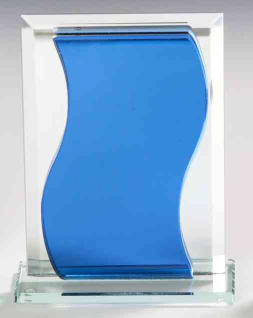 Eine Glastrophäe mit klarem Außenrahmen und blauem Wellendesign in der Mitte, fachmännisch gefertigt für die Awards Essen 3-er Serie 125x100 mm – 165x120 mm PK767192-90-3, präsentiert auf einem kleinen Sockel.