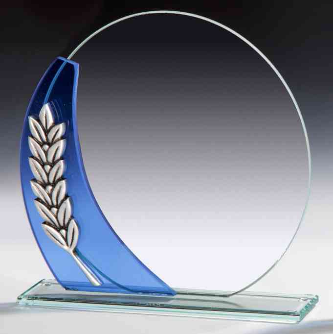 Eine runde Glasauszeichnung mit einem blauen, geschwungenen Sockel auf der linken Seite, mit einem silbernen Weizenmuster, platziert auf einem rechteckigen Glasständer. Dieses elegante Stück enthält auch ein Emblem, um seine Vornehmheit hervorzuheben. Der Produktname lautet Glaspokal Düsseldorf 3-er Serie 121 mm - 185 mm PK767198-96-3-E50., glaspokale