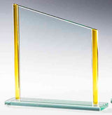 Thumbnail for Eine Auszeichnung aus klarem Glas mit einer abgewinkelten Oberkante, getragen von zwei vertikalen gelben Glassäulen auf einem rechteckigen Glasssockel, perfekt für Auszeichnungen Wuppertal 3-er Serie 180 x 180 mm – 220 x 225 mm