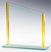 Thumbnail for Eine Auszeichnung aus klarem Glas mit einer abgewinkelten Oberkante, getragen von zwei vertikalen gelben Glassäulen auf einem rechteckigen Glasssockel, perfekt für Auszeichnungen Wuppertal 3-er Serie 180 x 180 mm – 220 x 225 mm PK767683-81-3.