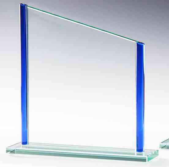 Eine Auszeichnung aus klarem Glas mit zwei blauen vertikalen Kanten, die auf einem rechteckigen Sockel steht, in einer stilvollen Geschenkbox erhältlich ist und exquisite Lasergravur-Designs aufweist, ist die Awards Duisburg 3-er Serie 180 x 180 mm – 220 x 225 mm PK767686-84-3.