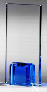 Glaspokal Dresden, 3er-Serie – klare, hochformatige Glastafel mit blauem Würfel am Fuß, Einzelansicht