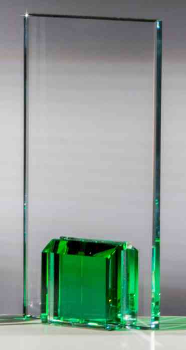 Eine hohe, rechteckige Auszeichnung aus klarem Glas mit einem Sockel aus grünem Glas steht vor einem neutralen Hintergrund und zeigt einen eleganten Glaspokal Bremen 3er Serie 180x100 mm – 220x100 mm PK768134-32-3-E50.