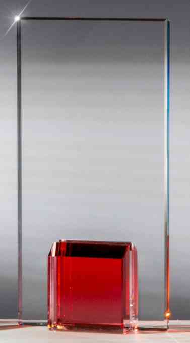 Die Glaspokal Essen 3-er Serie mit Abmessungen von 180 x 100 mm bis 220 x 100 mm (PK768138-36-3-E50) präsentiert einen makellosen rechteckigen Glaspokal mit einem auffälligen roten Glassockel und einem eleganten Gravurschild, alles vor einem grauen Hintergrund.