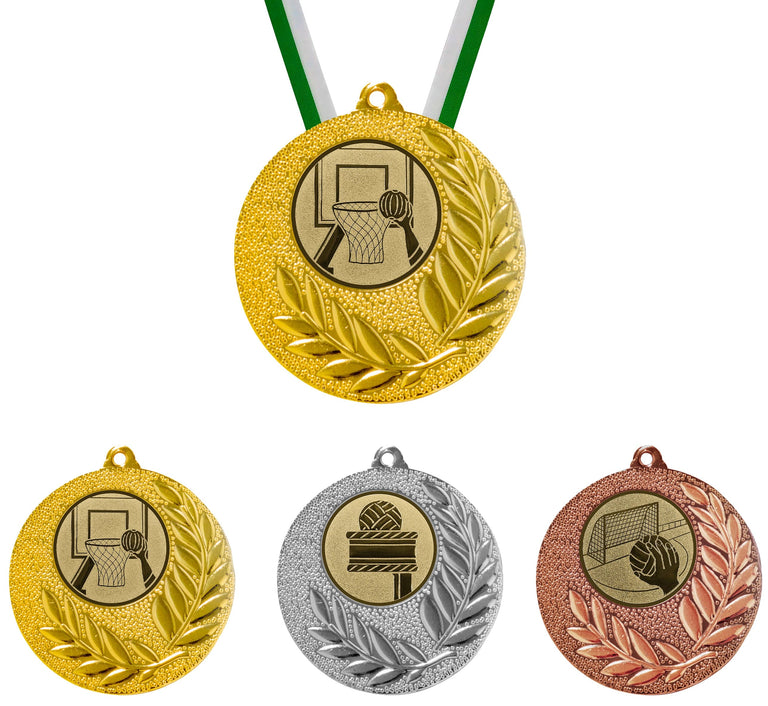 Medaillen Berlin, 50 mm – Gold-, Silber- und Bronzemedaille mit geprägtem Lorbeerkranz und Sport-Emblem in der Mitte, am grün-weißen Band. Von POMEKI, mit Wunschgravur.