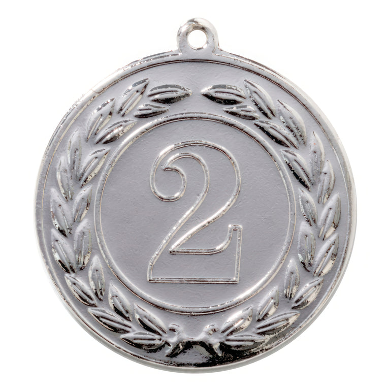 Die Medaillen Essen 40 mm ist eine Silbermedaille mit der Nummer 2 in der Mitte, umgeben von einem kranzähnlichen Design. Diese aus hochwertigem Material gefertigte Medaille besticht durch ein exklusives Design für ein wahrhaft herausragendes Erscheinungsbild.
