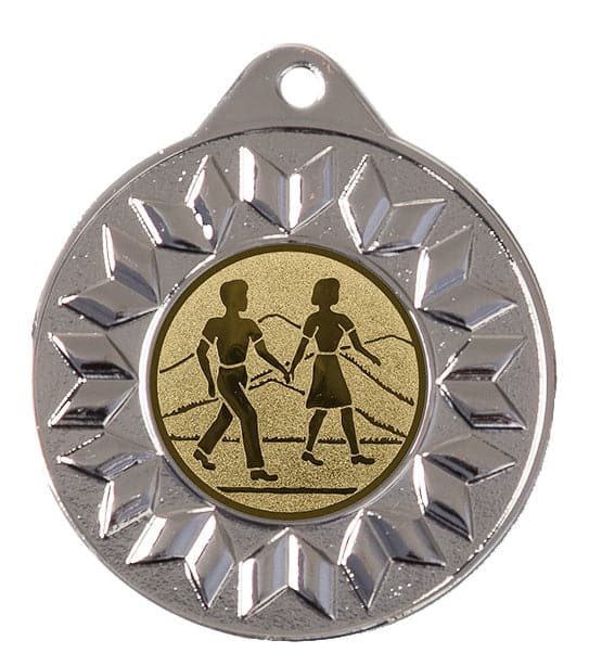 Silbermedaille mit goldenem Emblem: zwei Wanderer mit Stöcken vor Berglandschaft, Rand mit Rautenmuster. Medaillen Leipzig 50 mm von POMEKI.