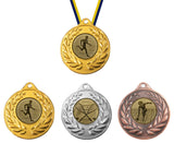 Goldmedaille am blau-gelben Band mit Läufer-Emblem im Lorbeerkranz, daneben Gold, Silber und Bronze mit weiteren Sport-Emblemen. Medaillen München 50 mm von POMEKI.